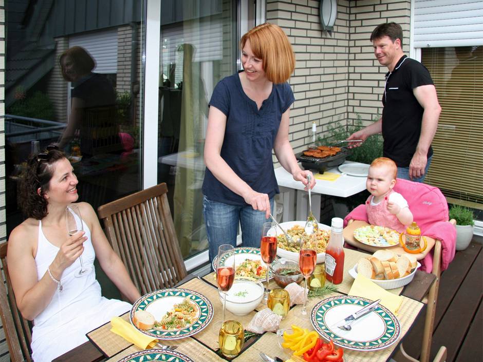 Grillieren auf dem Balkon, Foto: stefanfister/fotolia.com