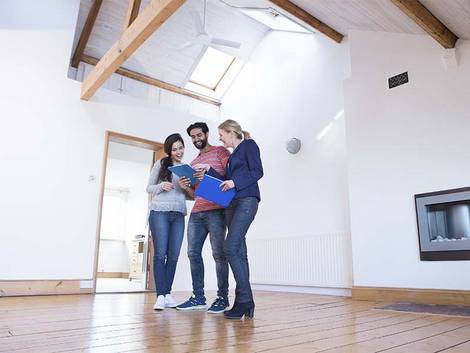 Abnahmeprotokoll, Rundgang, Zeuge, Foto: iStock/SolStock