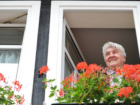 Einbruchschutz, Nachbarin sieht aus Fenster, Wachsamkeit, Foto: Haessler/fotolia.com