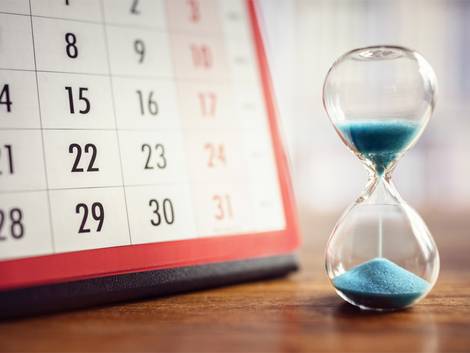 Nebenkostenabrechnung prüfen, Neben einem Kalender steht eine Sanduhr, die abläuft, Foto: Brian Jackson/stock.adobe.com