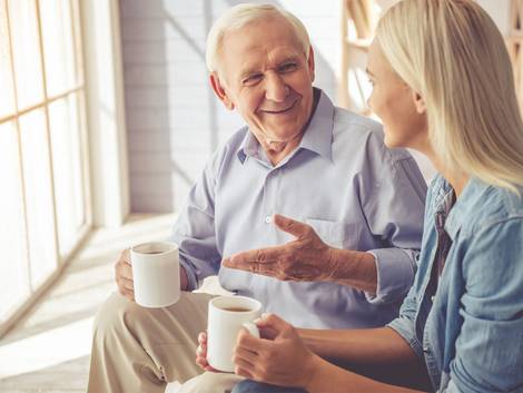 Vermietung Angehörige, Vorzugsmietzins, Steuerfalle, Opa und Enkeltochter beim Kaffeetrinken, Foto: VadimGuzhva / fotolia.de