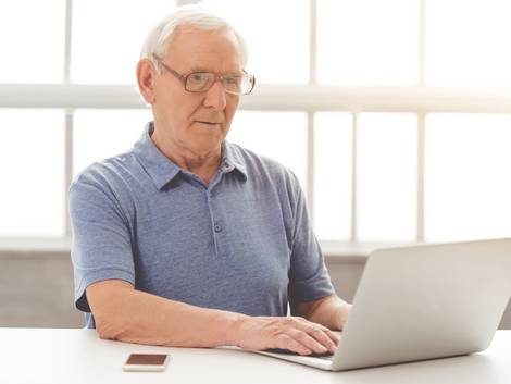 Vermietung Angehörige, Vorzugsmietzins, Steuerfalle, Eigentümer recherchiert im Internet, Foto: VadimGuzhva / fotolia.de