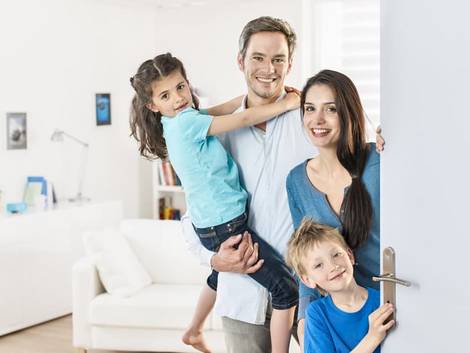 Nebenkostenabrechnung erstellen, vierköpfige Familie an der Wohnungstür, Foto: jackfrog/stock.adobe.com