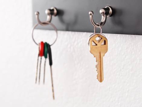 Alt-Tags: Abnahmeprotokoll, Schlüsselübergabe, Schlüssel, Foto: iStock/jcjgphotography